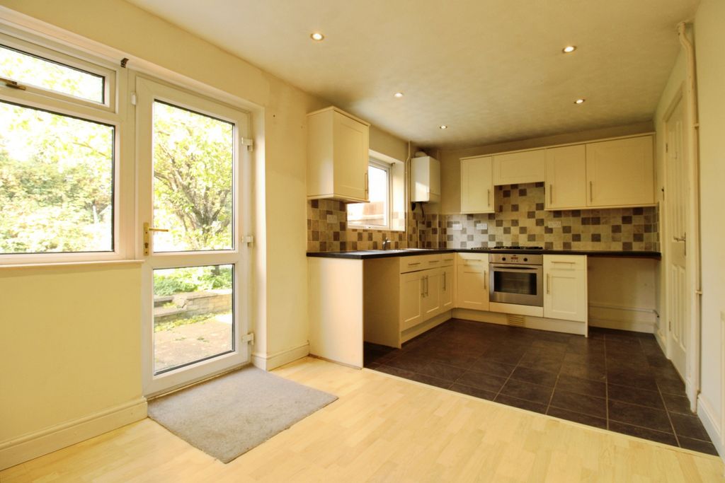Property photo 3 of 10 Kitchen