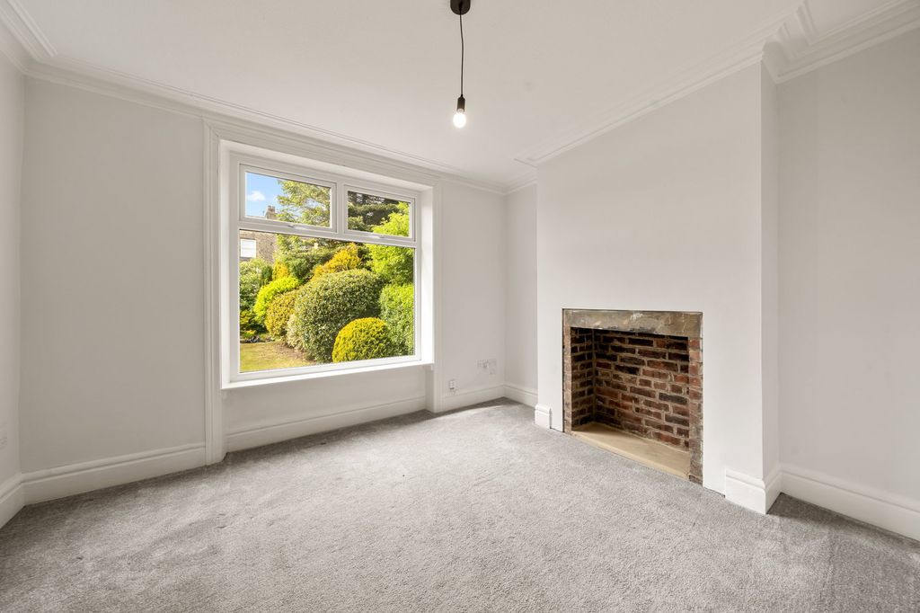 Property photo 3 of 31