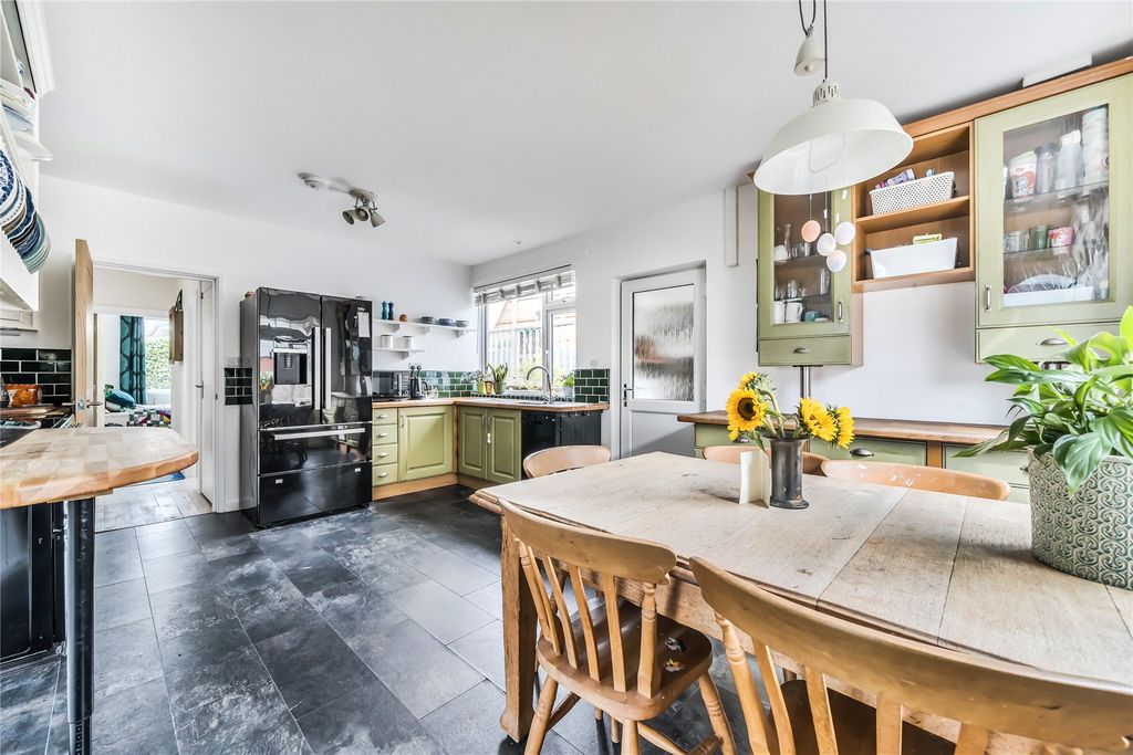 Property photo 3 of 25 Kitchen/Breakfast