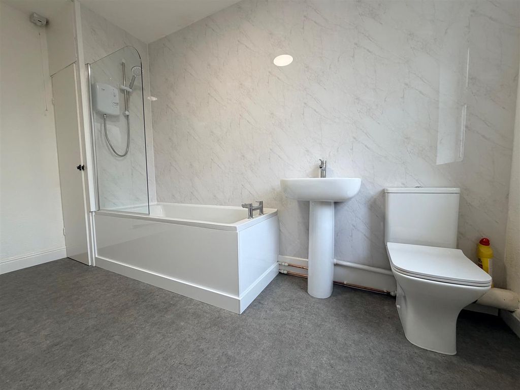 Property photo 3 of 8 Bathroom/WC