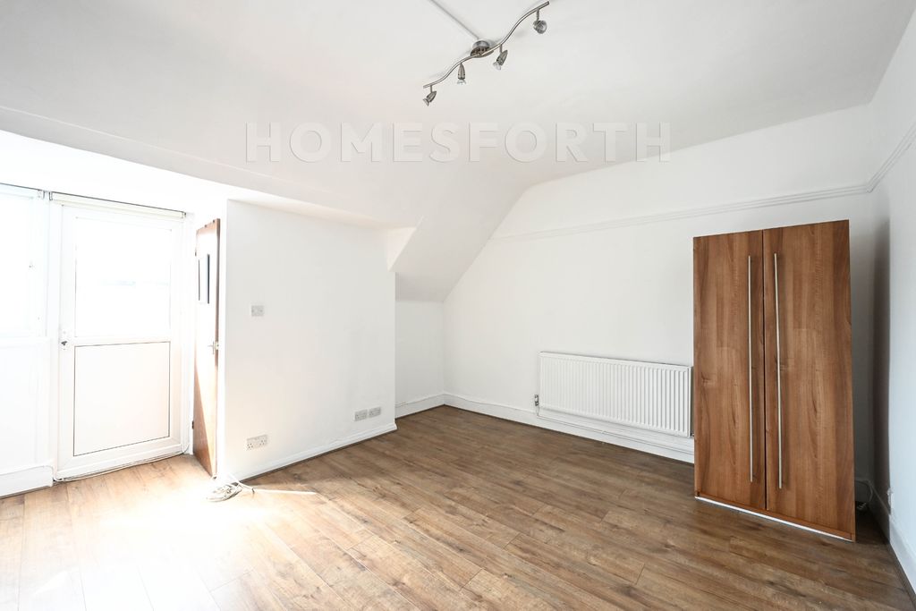 Property photo 3 of 6 Photo 5