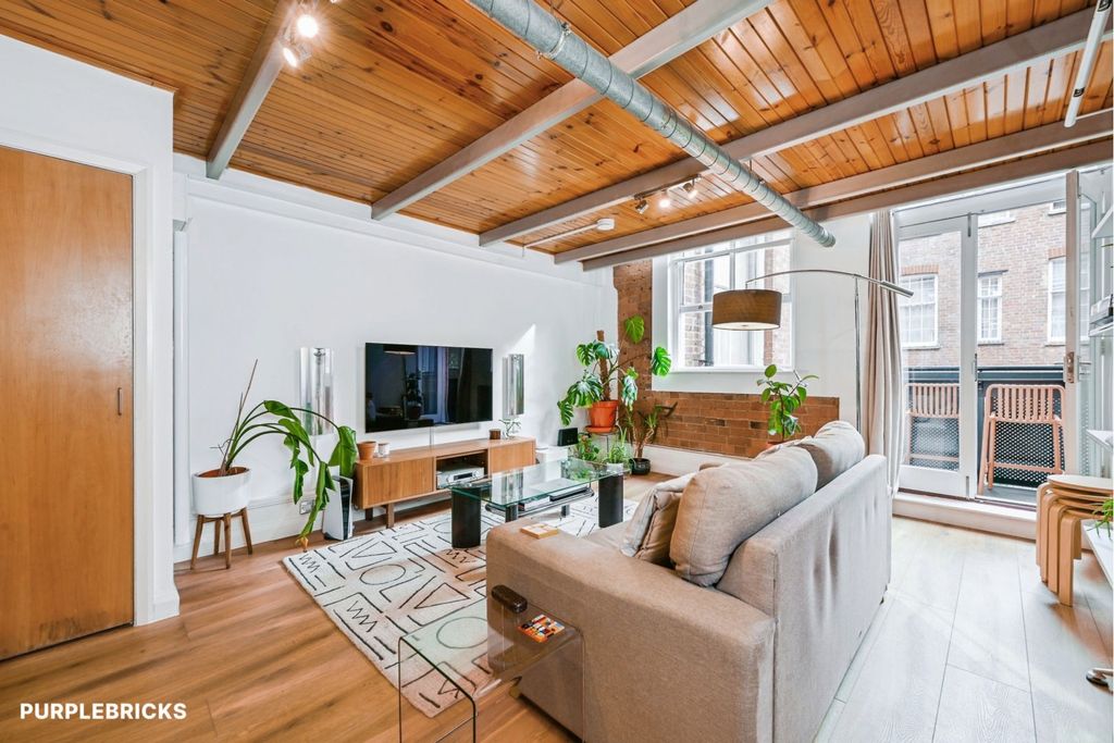 Property photo 1 of 18 Living Room