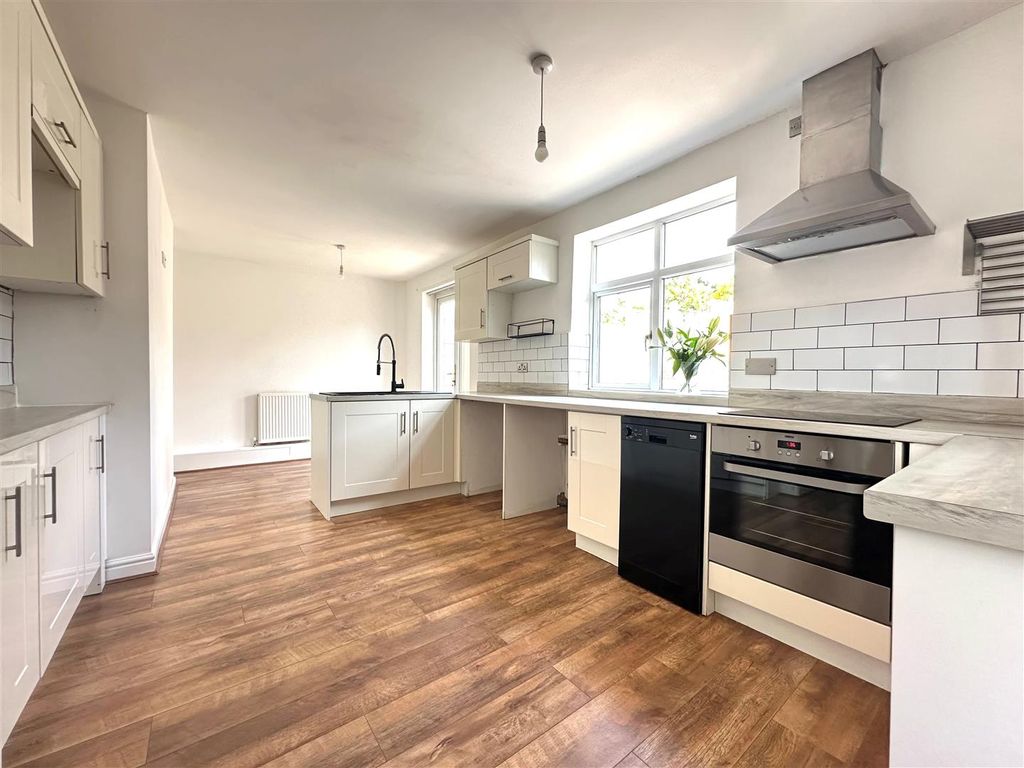 Property photo 3 of 36 Kitchen v.Jpg