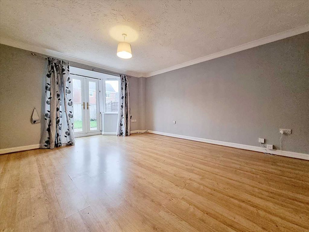 Property photo 3 of 9 Lounge: