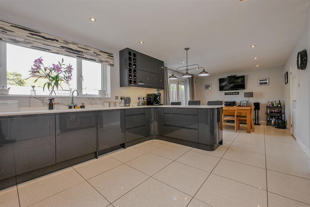 Property photo 2 of 21 Kitchen/Dining Room