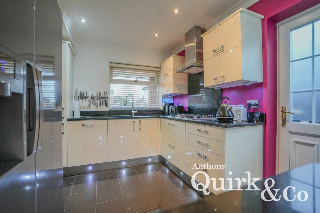 Property photo 2 of 22