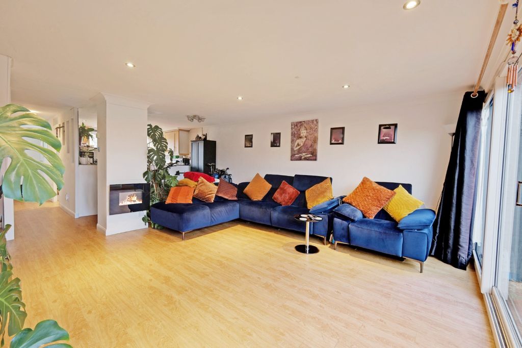 Property photo 3 of 17 4863334