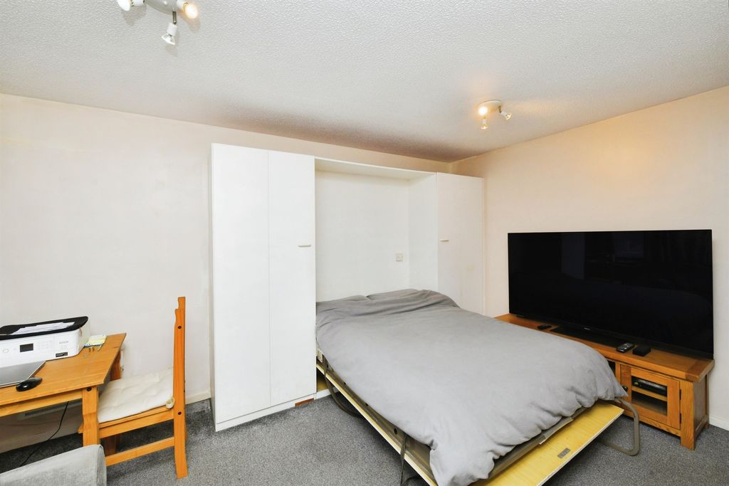 Property photo 2 of 18 Image