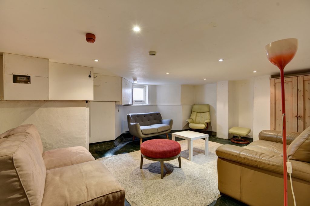 Property photo 2 of 29 A Spacious, Well-Lit Living Room Featuring A Comfo...