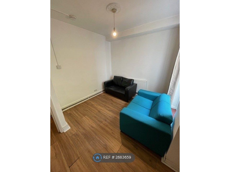 Property photo 3 of 11 Lounge