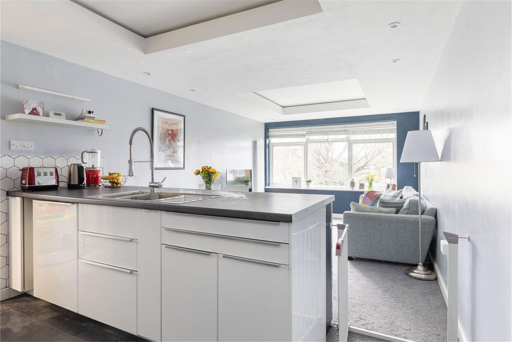 Property photo 1 of 16 Handsworth Avenue, E4
