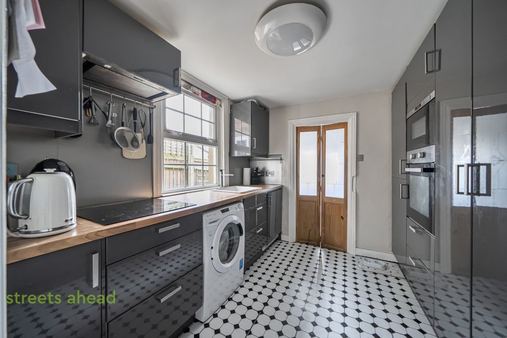 Property photo 3 of 13 B7c2d452-A6ee-46F...