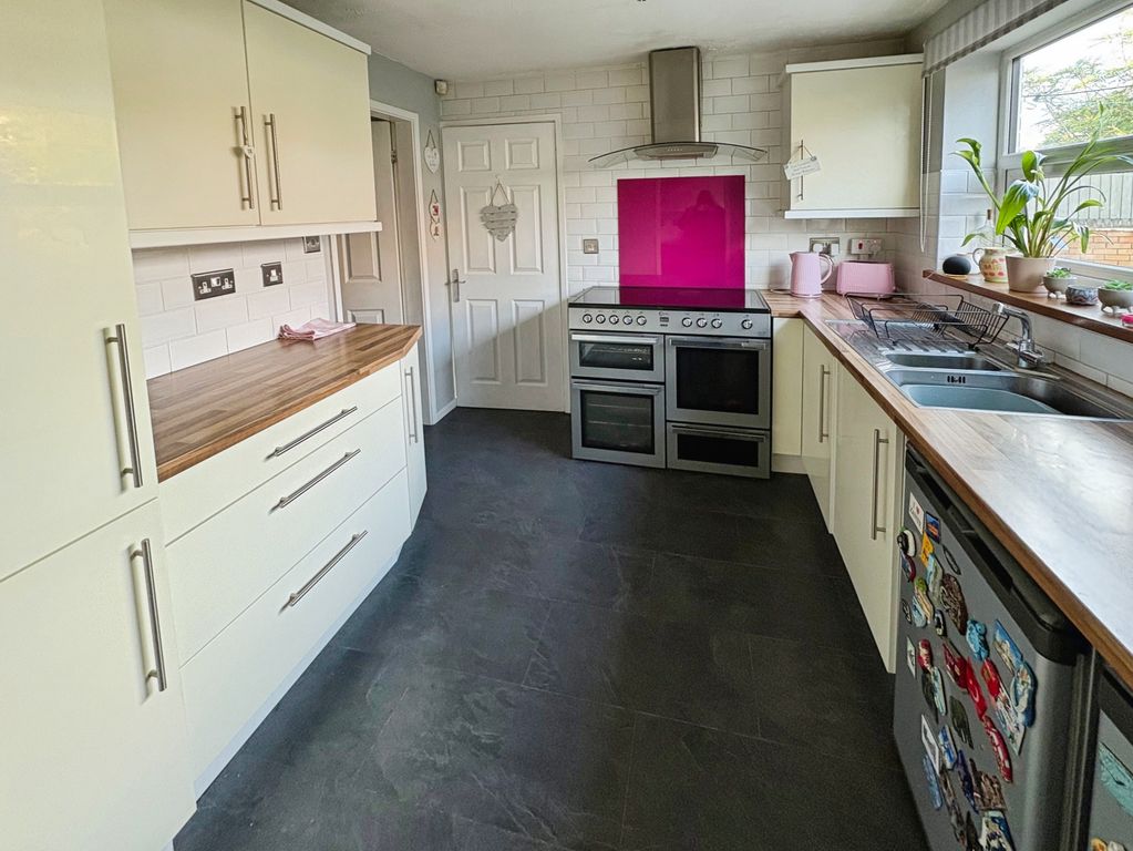 Property photo 3 of 23 Kitchen