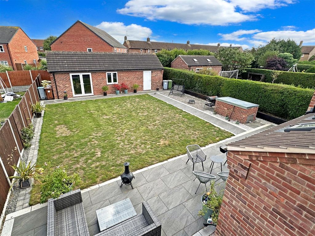 Property photo 3 of 25 Generous Enclosed Garden 285