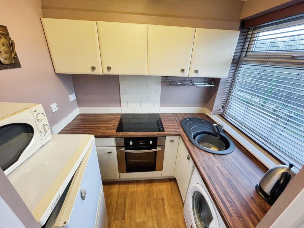 Property photo 3 of 8 251c860A-6.Jpg
