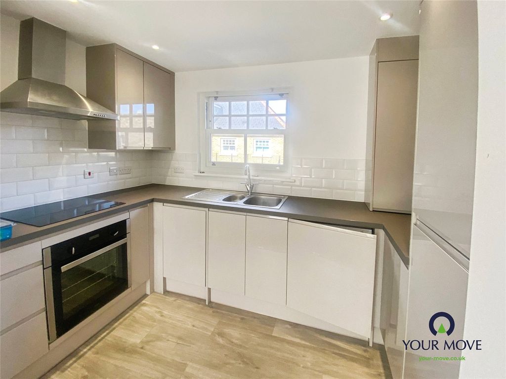 Property photo 3 of 10 Kitchen