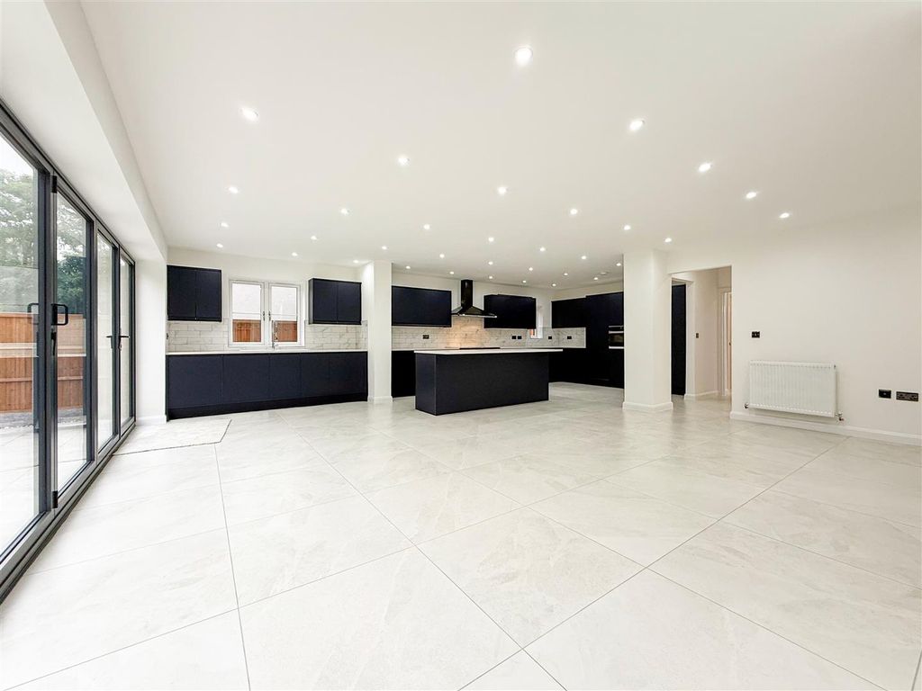 Property photo 3 of 25 Kitchen