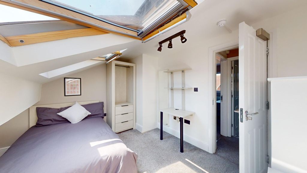 Property photo 3 of 13 A Bright And Inviting Double Bedroom Featuring Amp...