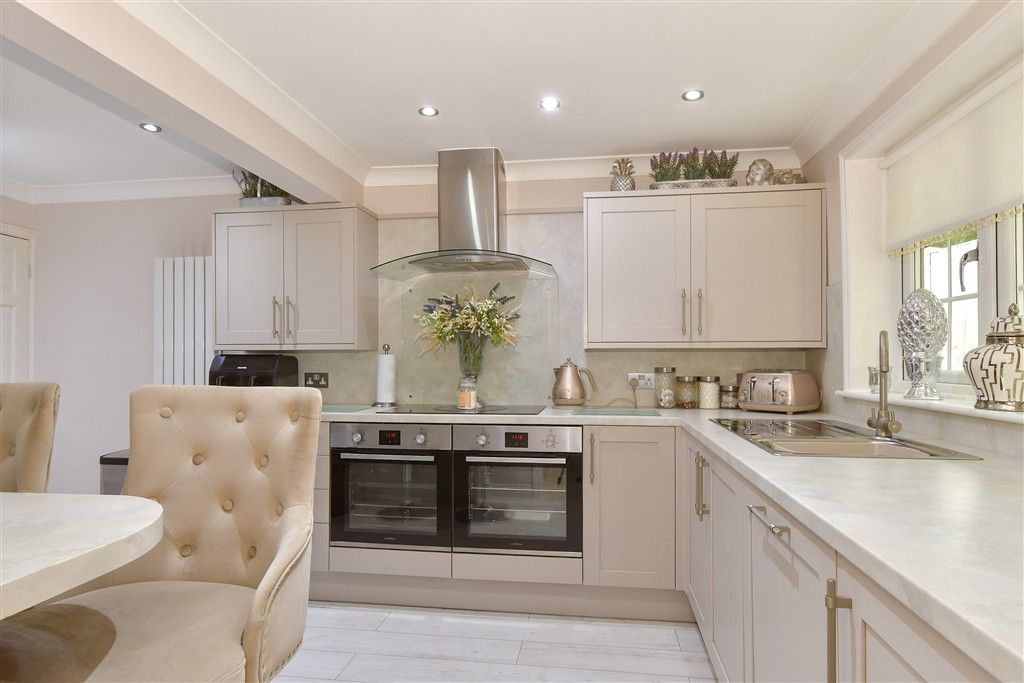Property photo 3 of 19 Kitchen