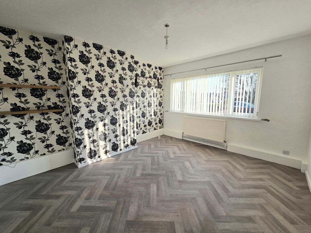 Property photo 2 of 8 Lounge