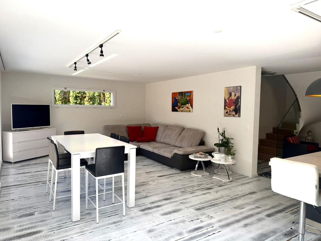 Property photo 2 of 8