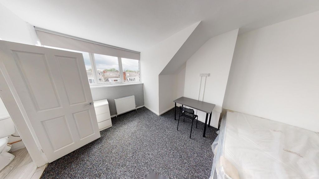 Property photo 1 of 26 Spacious And Bright Master Bedroom With Ample Natu...