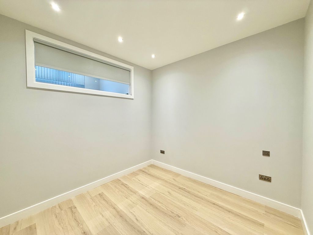 Property photo 2 of 4 Bedroom