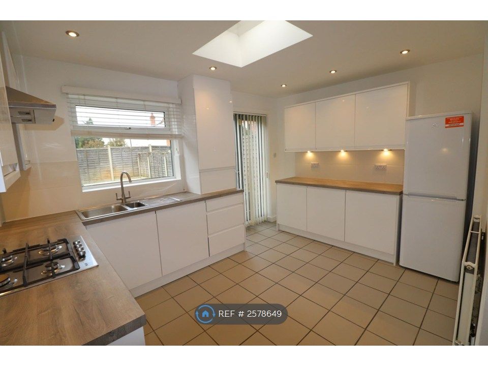 Property photo 3 of 10 Kitchen