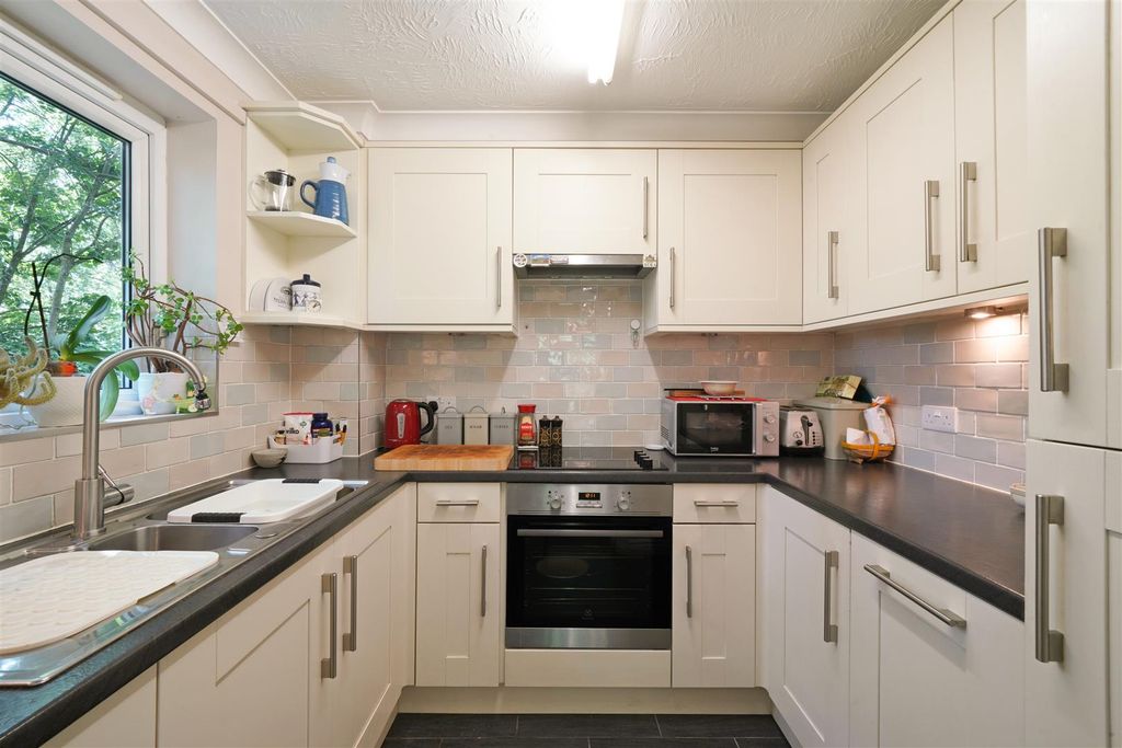 Property photo 2 of 9 Flat 11, Bishops Court - Zorgqtu5Bid08Qncq6Fo.Jpg