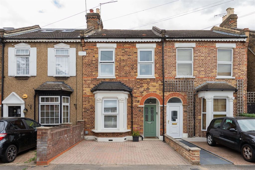 Property photo 1 of 30 Carnarvon Road, E18