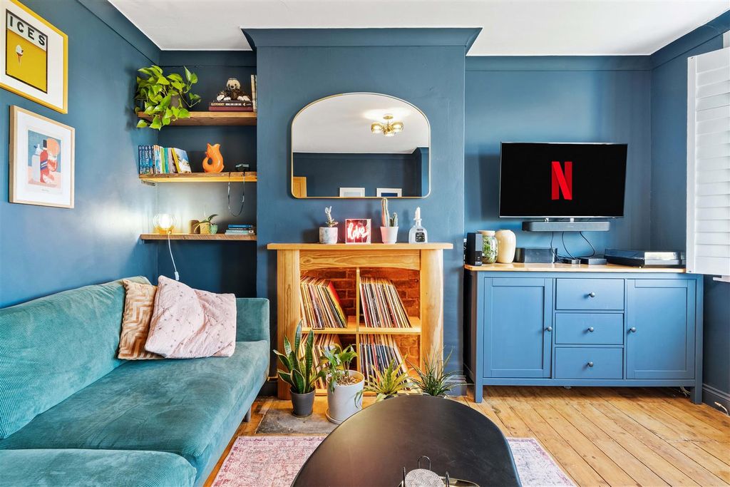 Property photo 3 of 18 Lounge