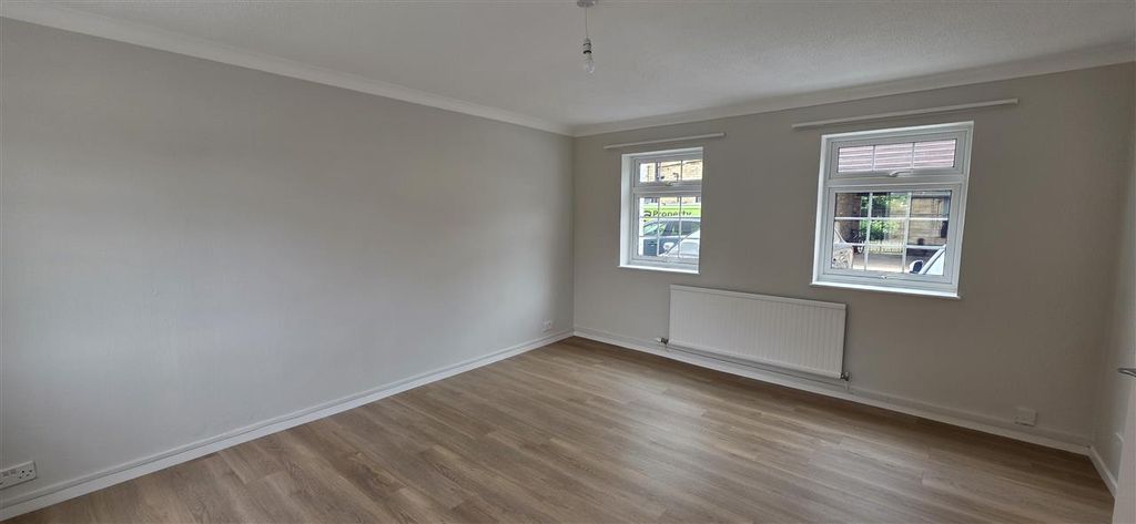 Property photo 2 of 6 Lounge