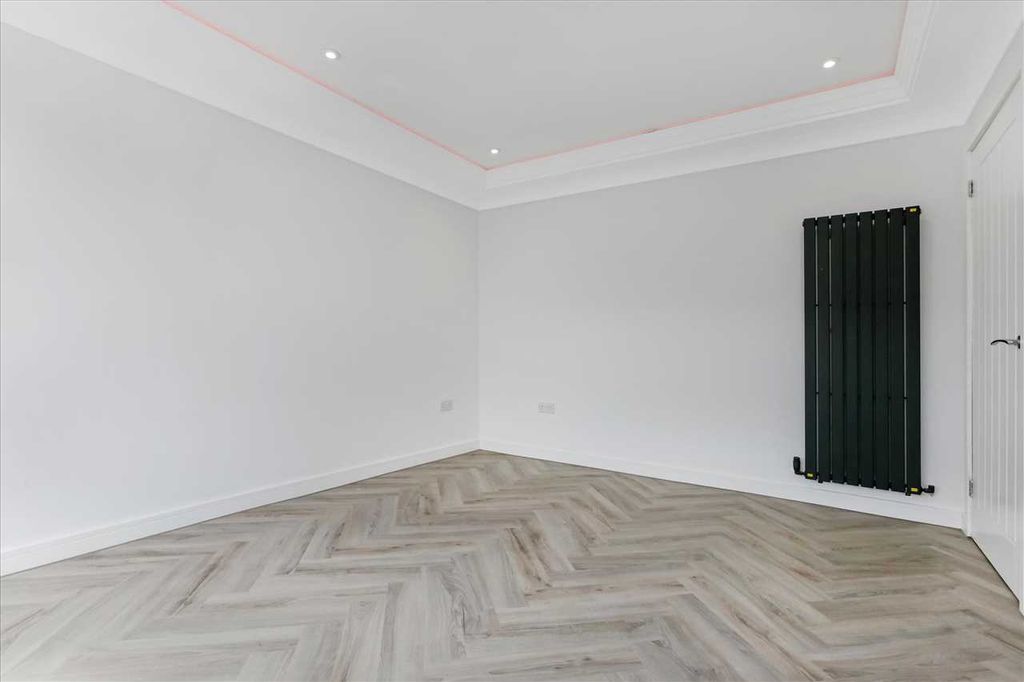 Property photo 3 of 22 Lounge (2)