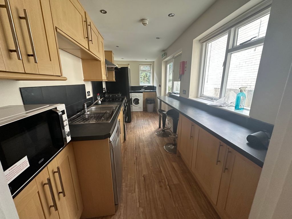 Property photo 3 of 5 Kitchen