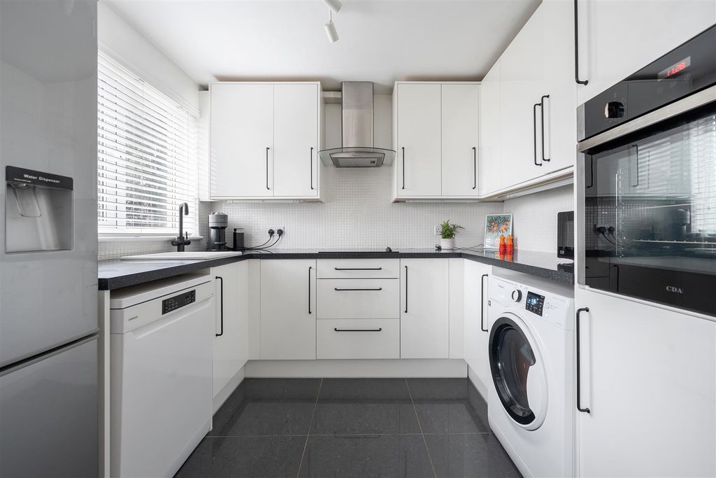 Property photo 2 of 20 Victoria Road, E18