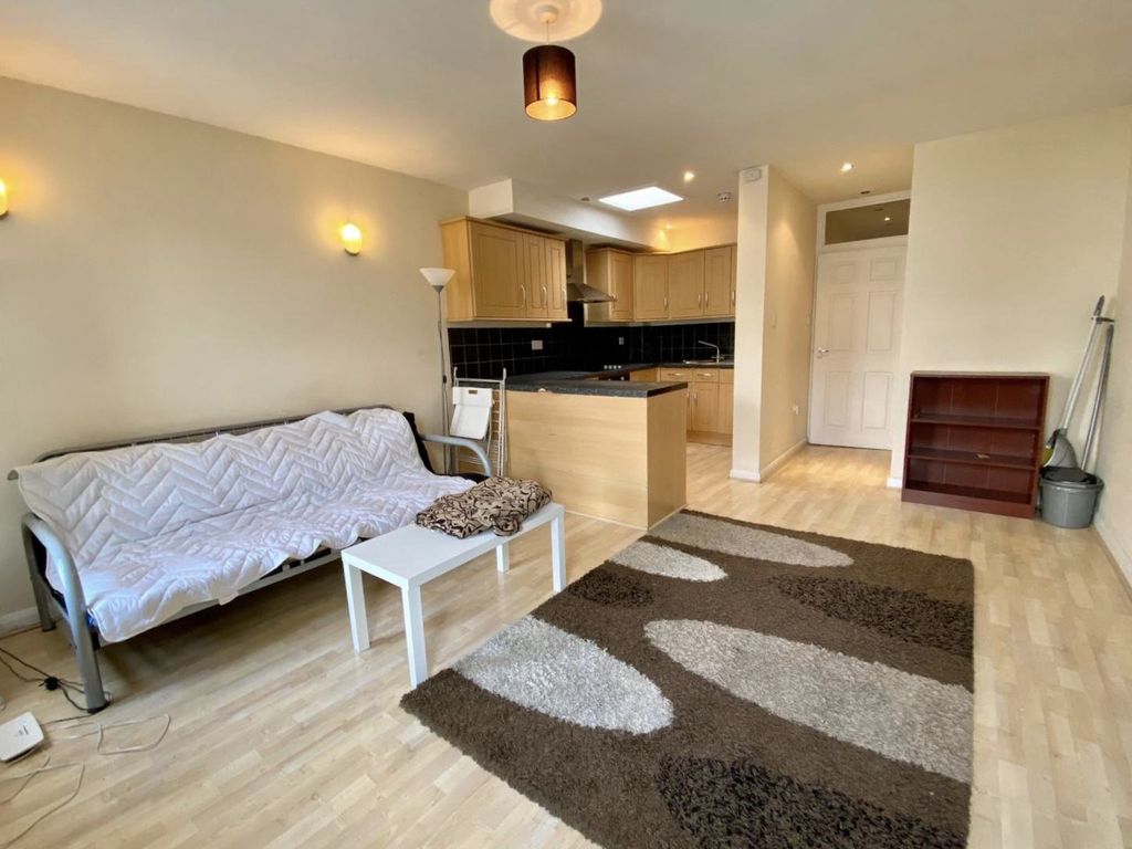 Property photo 1 of 7 A Smart One Bedroom Apartment Located On The Top Floor Of This Period Building Within Easy Reach Of Both Elephant &amp; Castle And Kennington Stations.