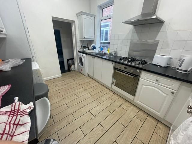 Property photo 3 of 9 Kitchen