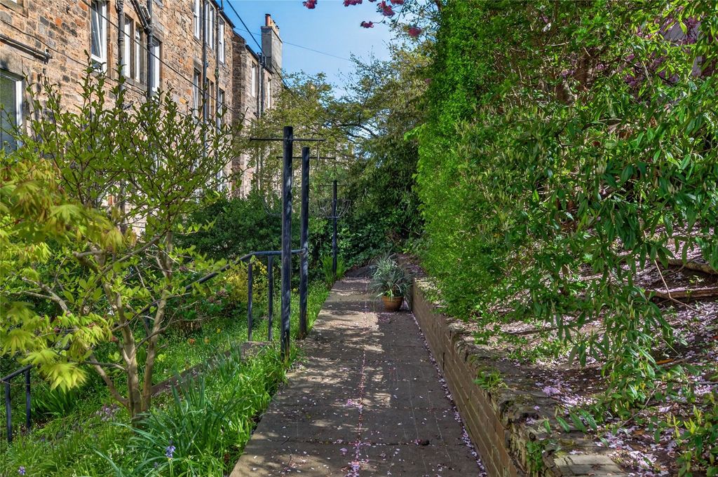 Property photo 3 of 27 24/8 Broughton Road