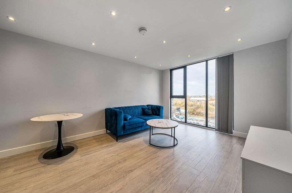 Property photo 2 of 17 1392734-1-693c0B2...