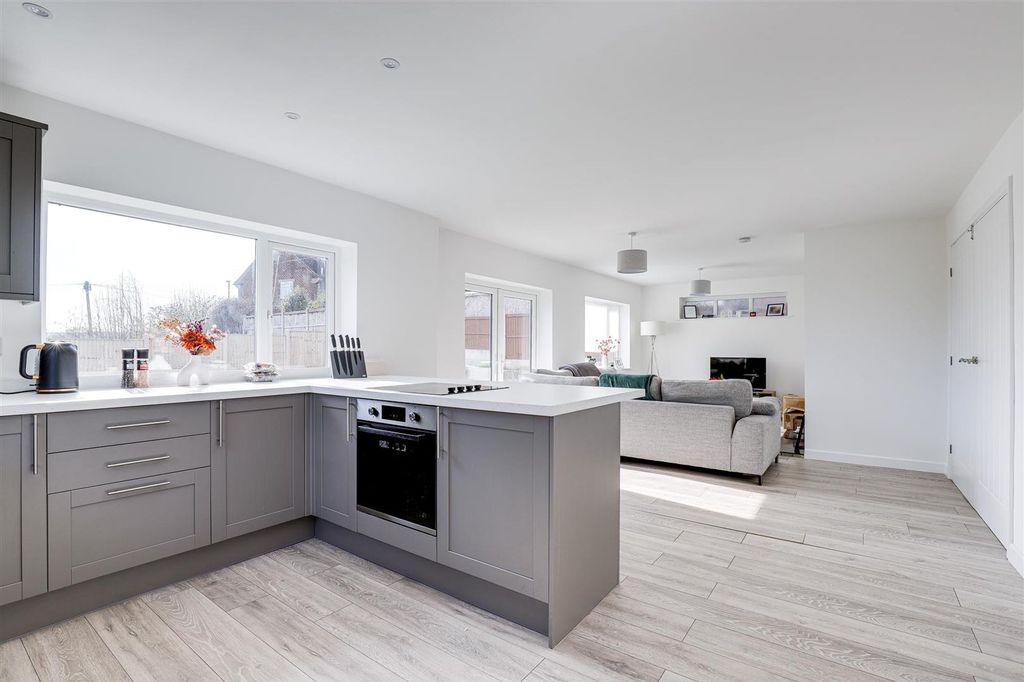 Property photo 2 of 28