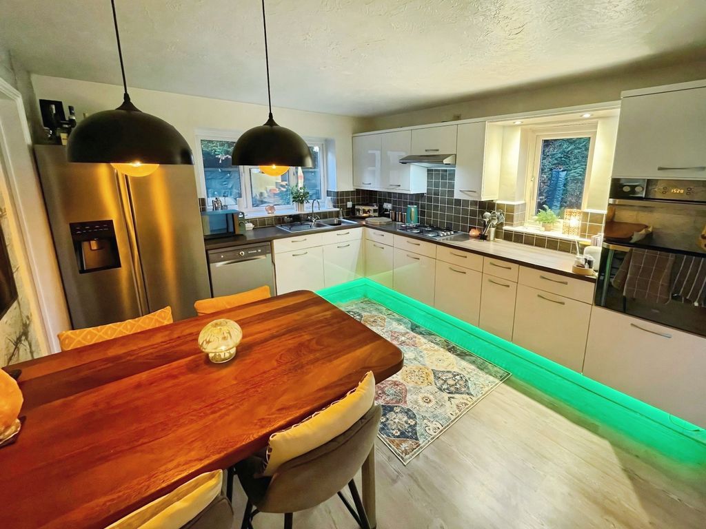 Property photo 2 of 25 Kitchen