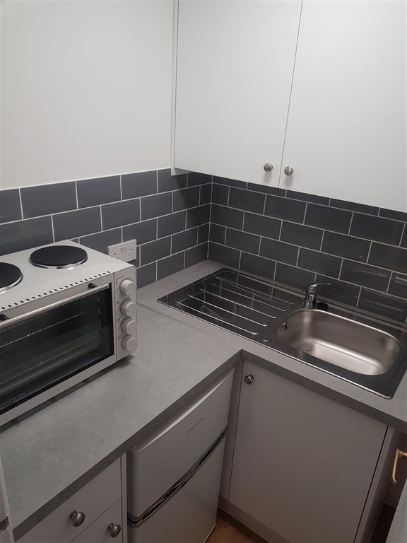 Property photo 2 of 4 Flat 4, 67 Cedar Road Kitchen 4.Jpg