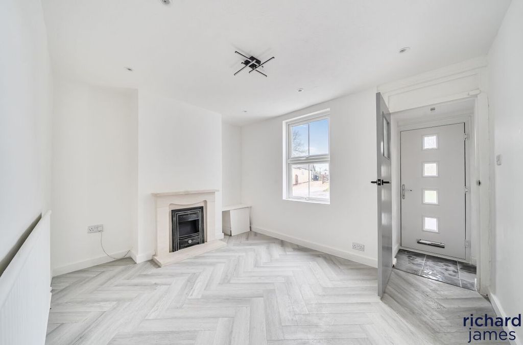 Property photo 2 of 11 8F4Ff31089A941838Bf9E7A106E80d1A