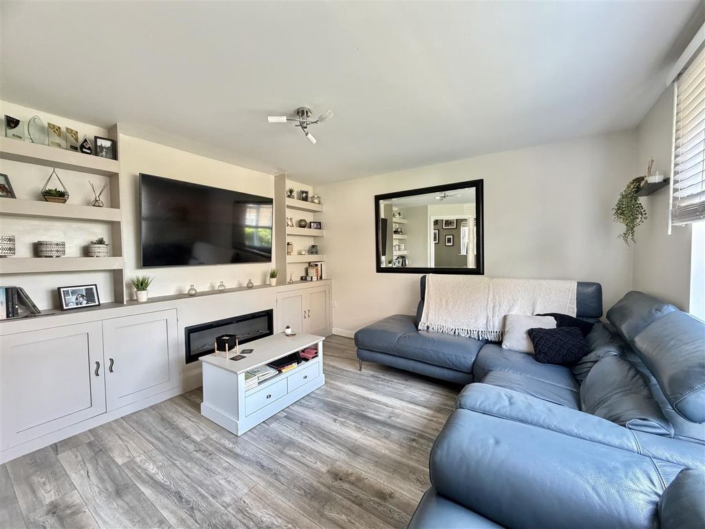 Property photo 3 of 32 Lounge