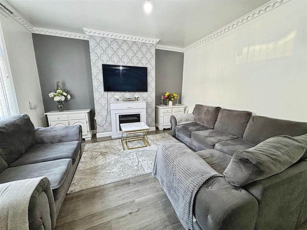 Property photo 3 of 20 Lounge