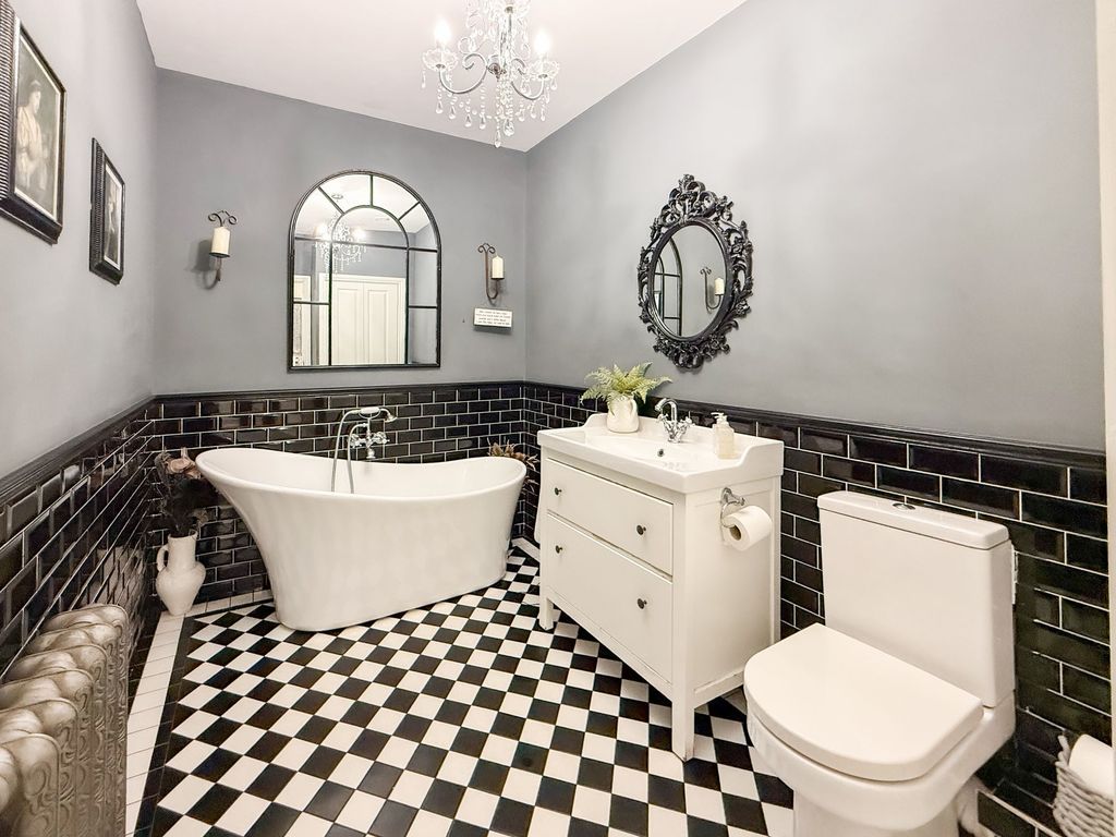 Property photo 3 of 23 Bathroom