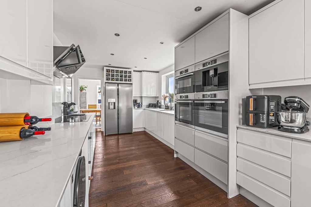 Property photo 3 of 37 8 Chestnut Close, Ashford, Tw15 1Df-47.Jpg