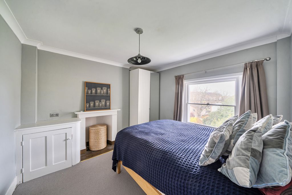 Property photo 3 of 33 Bedroom