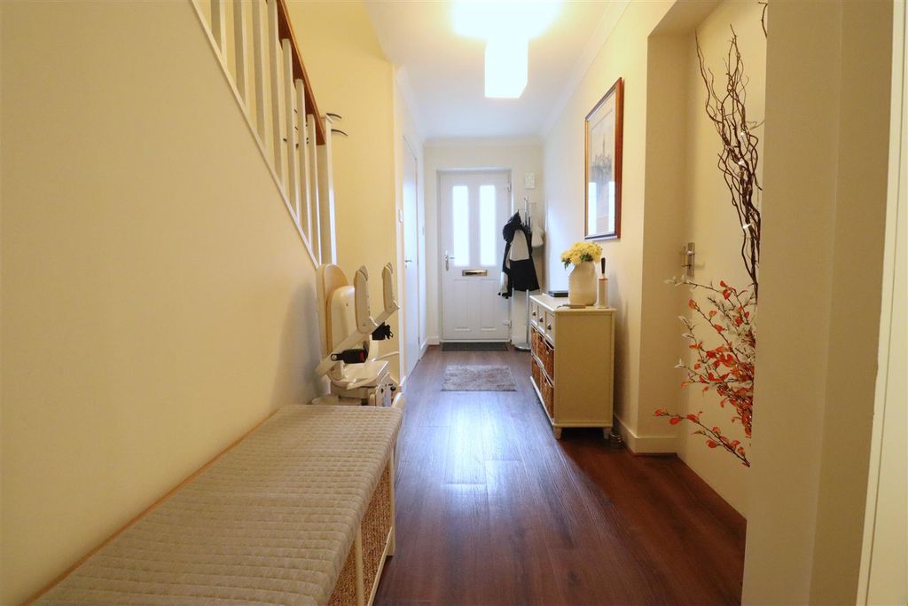 Property photo 3 of 33 Entrance Hall