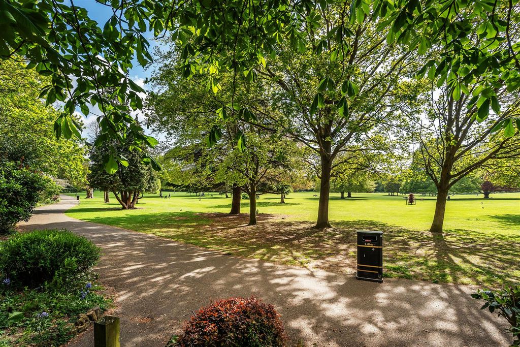 Property photo 2 of 3 35-Bethell-Court-26.Jpg